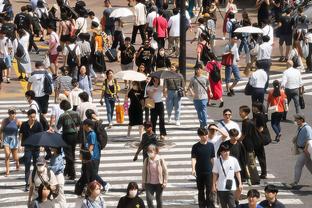 扛着球队向前！詹姆斯半场10中7&三分3中3 轰下19分3板5助